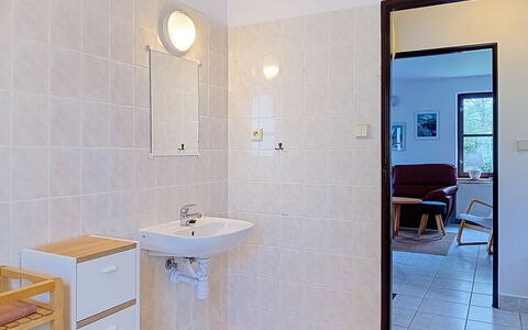 Green Valley Park Stárkov 10: Piso, Suelo, Arreglo De Tubería, Lavabo Del Baño, Diseño De Interiores, Techo, Lavabo, Baño, Habitación, Puerta