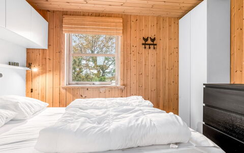 Frido - 500M from the Sea: Habitación, Madera, Diseño De Interiores, Cama, Techo, Piso, Suelo, Mueble, Sábana, Lecho