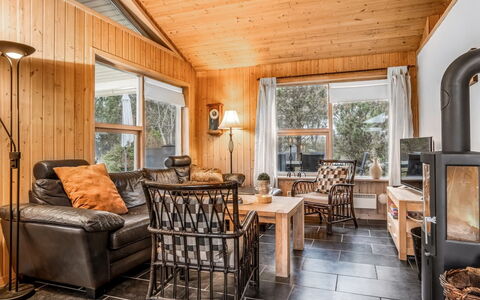 Frido - 500M from the Sea: Madera, Mueble, Sala, Diseño De Interiores, Sofá, Casa, Cabaña, Techo, Madera Dura, Puerta