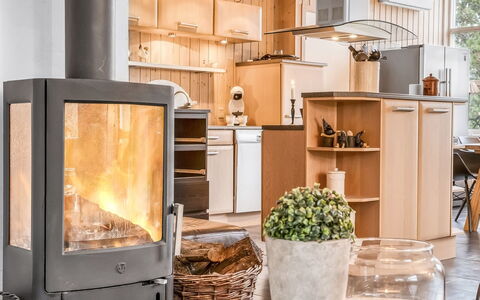 Frido - 500M from the Sea: Mueble, Diseño De Interiores, Piso, Habitación, Silla, Manchas De Madera, Lámpara, Madera Dura, Lámpara, Gabinetes