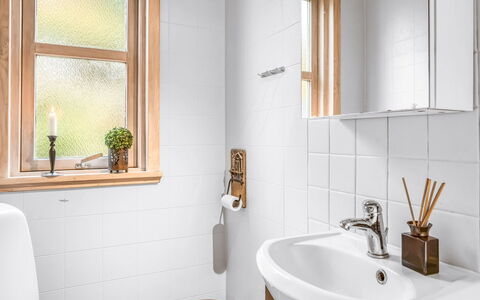 Frido - 500M from the Sea: Baño, Arreglo De Tubería, Diseño De Interiores, Piso, Suelo, Grifo, Lavabo, Lavabo Del Baño, Plomería, Habitación