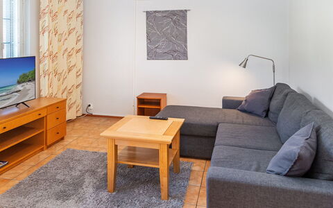 Tahkonkehto: Mueble Para Exteriores, Arbusto, Casa, Mesa Al Aire Libre, Mueble, Casa, Jardín, Césped, Patio Interior, Inmuebles