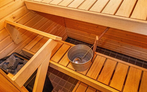 Tahkonkehto: Mueble Para Exteriores, Arbusto, Casa, Mesa Al Aire Libre, Mueble, Casa, Jardín, Césped, Patio Interior, Inmuebles