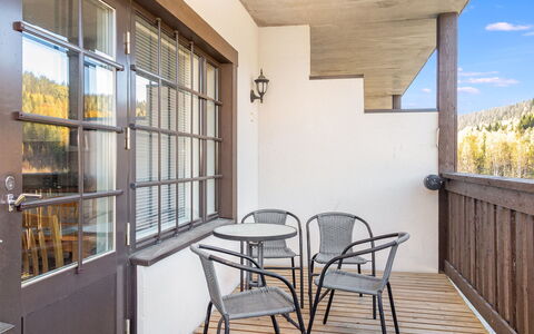 Tahkonkehto: Mueble Para Exteriores, Arbusto, Casa, Mesa Al Aire Libre, Mueble, Casa, Jardín, Césped, Patio Interior, Inmuebles