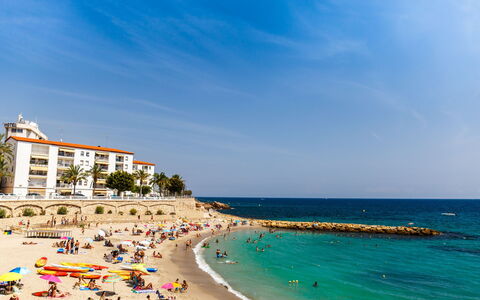 Luxury B: Nube, Cielo, Mesa, Planta, Mueble, Silla, Vajilla, Edificio, Azur, Maceta