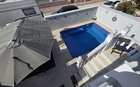 Hamber: Piscina, Suelo, Piso, Mueble Para Exteriores, Material Compuesto, Paraguas, Patio, Ocio, Sombra, Silla