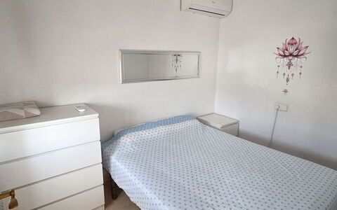 Hamber: Cama, Habitación, Suelo, Lecho, Piso, Sábana, Mueble, Madera, Diseño De Interiores, Habitación