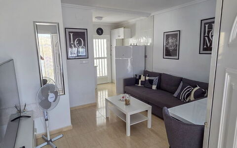 Hamber: Piso, Mueble, Suelo, Diseño De Interiores, Habitación, Departamento, Techo, Sofá, Sala, Casa