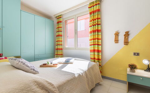 Domus Centro: Nube, Cielo, Mesa, Planta, Mueble, Silla, Vajilla, Edificio, Azur, Maceta