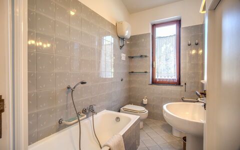 Villa Solaria with Private Pool: Arreglo De Tubería, Grifo, Propiedad, Lavabo, Bañera, Lavabo Del Baño, Baño, Diseño De Interiores, Encendiendo, Arquitectura