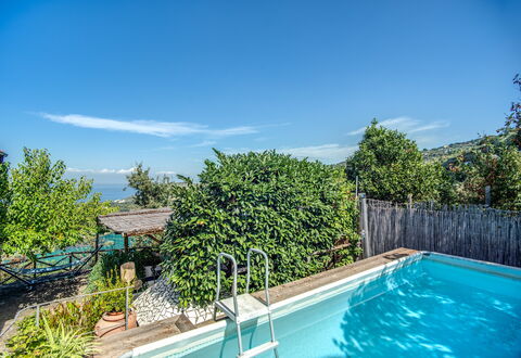 Villa Solaria With Private Pool: Agua, Cielo, Planta, Nube, Propiedad, Piscina, Azur, Vegetación, Árbol, Barrio Residencial