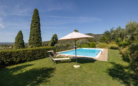 Villa Delle Rose: Cielo, Nube, Agua, Planta, Piscina, Mueble Para Exteriores, Paraguas, Sombra, Árbol, El Terreno Del Lote