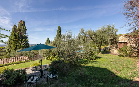 Villa Delle Rose: Cielo, Planta, Nube, Propiedad, Planta De La Comunidad, Árbol, Paisaje Natural, El Terreno Del Lote, Sombra, Hierba