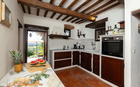 Villa Delle Rose: Propiedad, Gabinetes, Edificio, Planta, Mostrador, Madera, Diseño De Interiores, Sala, Cocina, Ventana