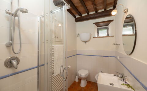 Villa Delle Rose: Arreglo De Tubería, Propiedad, Espejo, Lavabo, Grifo, Baño, Alcachofa De La Ducha, Lavabo Del Baño, Edificio