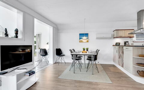 Frida - 125M from the Sea: Madera, Mueble, Departamento, Habitación, Techo, Manchas De Madera, Silla, Madera Dura, Barniz, Maderas