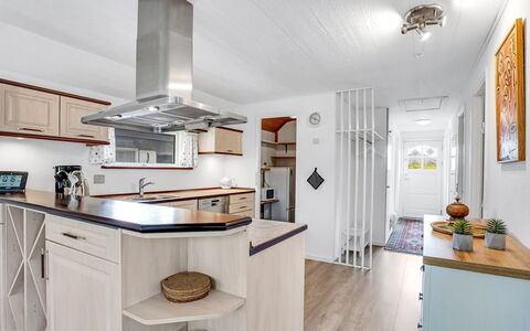 Frida - 125M from the Sea: Madera, Mueble, Departamento, Habitación, Techo, Manchas De Madera, Silla, Madera Dura, Barniz, Maderas