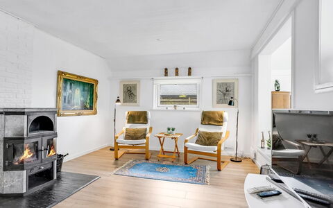 Frida - 125M from the Sea: Madera, Mueble, Departamento, Habitación, Techo, Manchas De Madera, Silla, Madera Dura, Barniz, Maderas