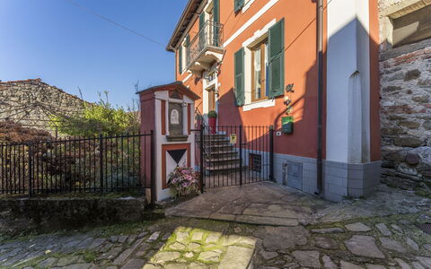 Orazio Liberty House,Lunigiana, Nature: Planta, Ventana, Edificio, Superficie De La Carretera, Cielo, Barrio Residencial, Barrio, Madera, Ciudad, Fachada