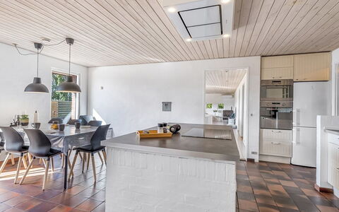 Iara - 500M from the Sea: Piso, Diseño De Interiores, Suelo, Mueble, Madera, Techo, Lámpara, Suelos De Madera, Cocina, Mostrador