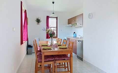 Green Valley Park Stárkov 3: Mueble, Piso, Suelo, Mesa, Cocina Y Comedor Mesa, Puerta, Silla, Departamento, Techo, Comedor