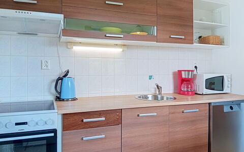Green Valley Park Stárkov 3: Gabinetes, Mostrador, Piso, Madera, Mueble, Diseño De Interiores, Aparato De Cocina, Cocina, Electrodoméstico, Suelo