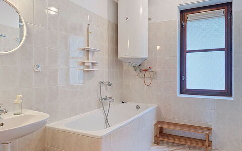 Green Valley Park Stárkov 7: Baño, Piso, Arreglo De Tubería, Pared, Suelo, Diseño De Interiores, Bañera, Grifo, Plomería, Loseta