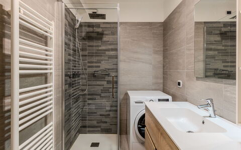 Val Genova: Piso, Suelo, Arreglo De Tubería, Pared, Diseño De Interiores, Madera, Baño, Mueble De Baño, Lavabo, Techo