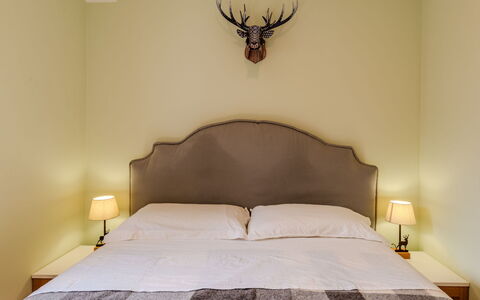 Val Genova: Mueble, Cama, Diseño De Interiores, Lecho, Habitación, Pared, Sábana, Madera, Suelo, Linos