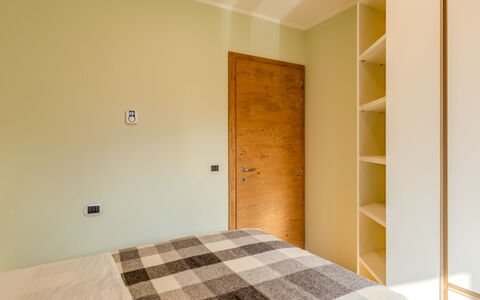 Val Genova: Diseño De Interiores, Piso, Pared, Cama, Suelo, Habitación, Madera, Techo, Mueble, Habitación