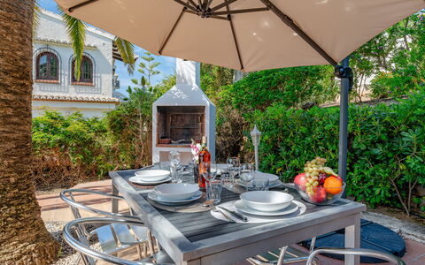 Villa Alto: Mueble, Mueble Para Exteriores, Silla, Mesa, Mesa Al Aire Libre, Cocina Y Comedor Mesa, Paraguas, Sombra, Patio, Jardín