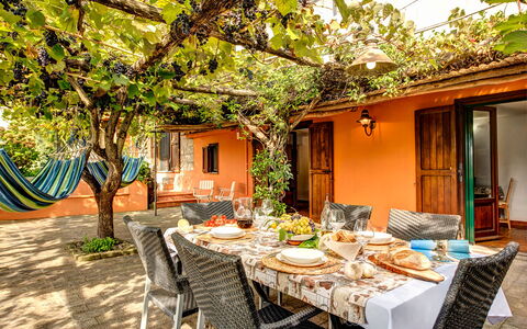 Villa Sorrentina With Panoramic Terrace: Planta, Mesa, Edificio, Mueble, Propiedad, Ventana, Vajilla, Silla, Naranja, Diseño De Interiores