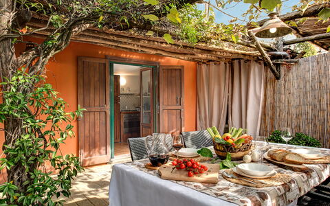 Villa Sorrentina With Panoramic Terrace: Comida, Mesa, Propiedad, Planta, Mueble, Vajilla, Edificio, Madera, Naranja, Manteles
