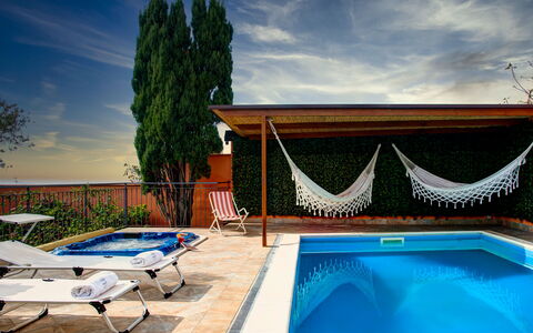 Villa Sorrentina With Panoramic Terrace: Agua, Nube, Cielo, Propiedad, Mueble, Planta, Piscina, Azur, Naturaleza, Sombra