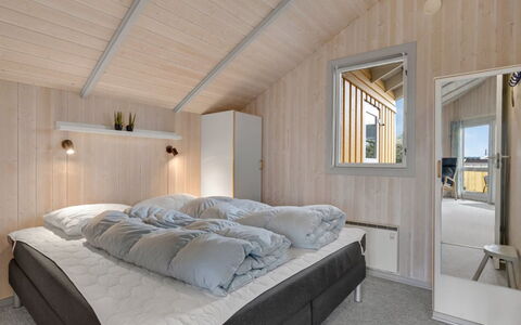 Halla - 250M from the Sea: Madera, Techo, Diseño De Interiores, Casa, Habitación, Suelo, Habitación, Cama, Marco De La Cama, Madera Dura