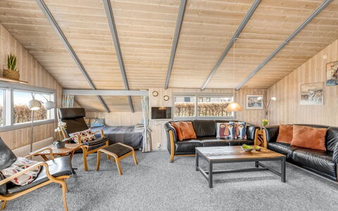 Halla - 250M from the Sea: Madera, Techo, Mueble, Diseño De Interiores, Suelo, Sofá, Sala, Habitación, Madera Dura, Suelos De Madera