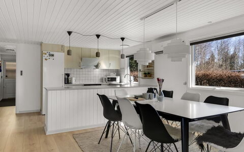 Diuri - 30Km from the Sea: Diseño De Interiores, Madera, Mueble, Techo, Piso, Cocina, Cocina Y Comedor Mesa, Lámpara, Suelo, Casa