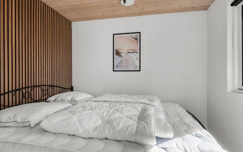 Diuri - 30Km from the Sea: Cama, Habitación, Diseño De Interiores, Sábana, Lecho, Madera, Techo, Mueble, Suelo, Linos