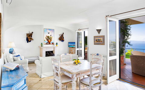 Villa Golfo Di Napoli With Private Pool: Mesa, Mueble, Planta, Marco, Sala, Piso, Suelo, Planta De Casa, Madera, Decoración