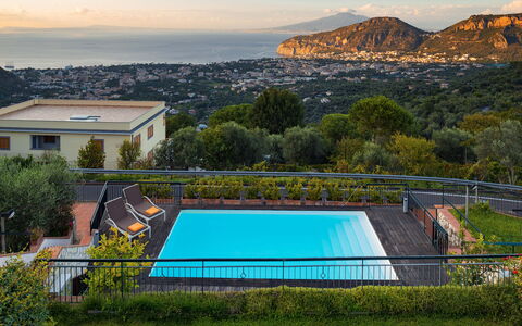 Villa Golfo Di Napoli With Private Pool: Cielo, Agua, Planta, Nube, Tiempo De Día, Edificio, Naturaleza, Piscina, Encendiendo, Árbol