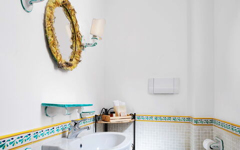 Villa Golfo Di Napoli With Private Pool: Lavabo, Arreglo De Tubería, Grifo, Lavabo Del Baño, Madera, Baño, Mueble De Baño, Pared, Rectángulo, Plomería