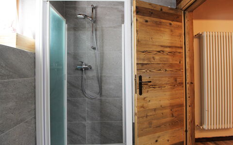 Baita La Ciamorza, Dolomiti, Veneto: Puerta De La Ducha, Baño, Ducha, Arreglo De Tubería, Puerta, Diseño De Interiores, Madera, Suelo, Alcachofa De La Ducha