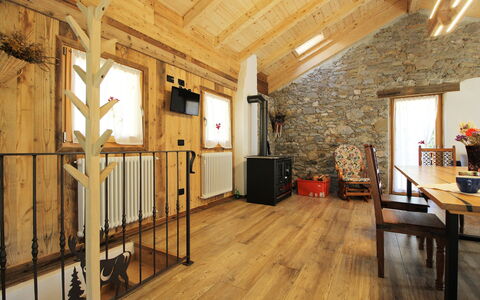 Baita La Ciamorza, Dolomiti, Veneto: Propiedad, Marco, Mesa, Madera, Diseño De Interiores, Piso, Suelo, Silla, Manchas De Madera, Haz