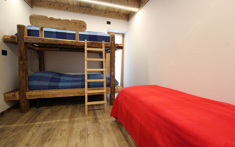 Baita La Ciamorza, Dolomiti, Veneto: Litera, Edificio, Comodidad, Madera, Textil, Diseño De Interiores, Cama, Casa, Hostal, Suelo