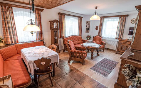 Gröbming 671: Mesa, Marco, Ventana, Mueble, Edificio, Madera, Diseño De Interiores, Suelo, Piso, Sala