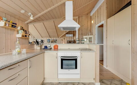 Märta - 250M from the Sea: Cocina, Mostrador, Aparato De Cocina, Diseño De Interiores, Piso, Madera, Electrodoméstico, Techo, Gabinetes, Suelo