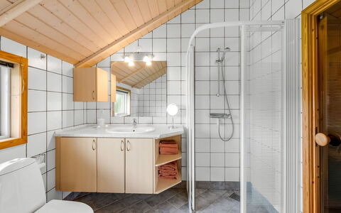 Märta - 250M from the Sea: Arreglo De Tubería, Lavabo, Piso, Diseño De Interiores, Lavabo Del Baño, Madera, Suelo, Baño, Grifo, Techo