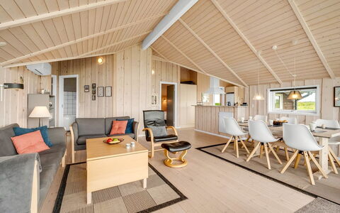 Märta - 250M from the Sea: Madera, Diseño De Interiores, Techo, Piso, Suelo, Casa, Habitación, Lámpara, Suelos De Madera, Sala