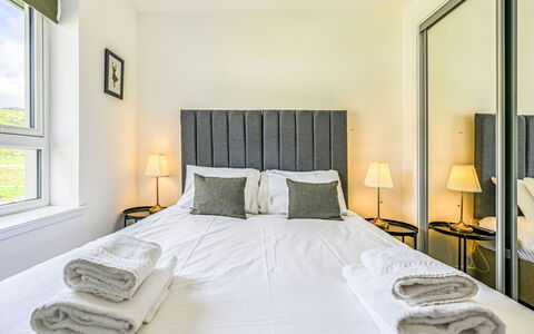 Craigmonie Apartment: Cama, Habitación, Lecho, Sábana, Mueble, Diseño De Interiores, Piso, Suelo, Marco De La Cama, Casa