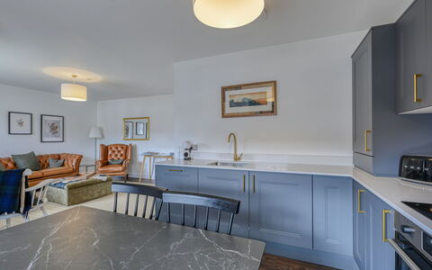Craigmonie Apartment: Piso, Diseño De Interiores, Madera, Techo, Suelo, Mueble, Cocina, Mostrador, Gabinetes, Encendiendo
